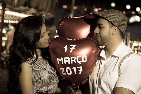Foto tirada de casal em parque de diversões para ensaio pré casamento'