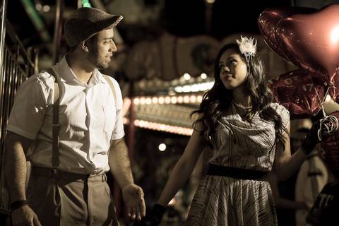 Foto tirada de casal em parque de diversões para ensaio pré casamento'