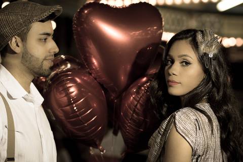 Foto tirada de casal em parque de diversões para ensaio pré casamento'