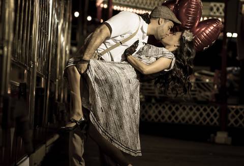 Foto tirada de casal em parque de diversões para ensaio pré casamento'