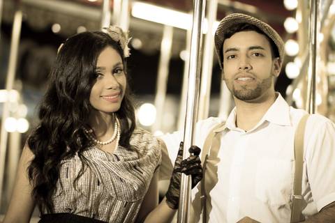 Foto tirada de casal em parque de diversões para ensaio pré casamento'