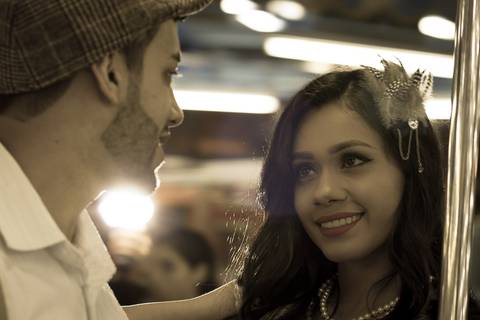 Foto tirada de casal em parque de diversões para ensaio pré casamento'
