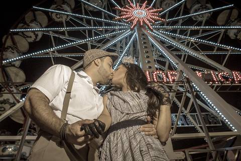 Foto tirada de casal em parque de diversões para ensaio pré casamento'