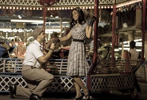 Foto tirada de casal em parque de diversões para ensaio pré casamento'