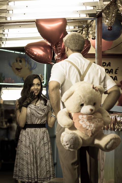 Foto tirada de casal em parque de diversões para ensaio pré casamento'