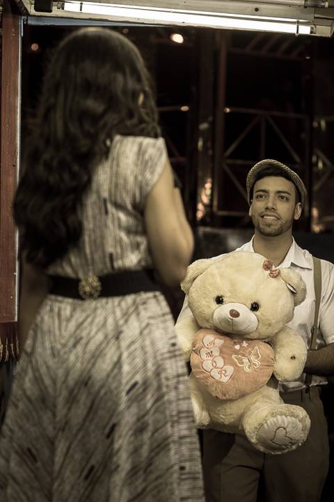 Foto tirada de casal em parque de diversões para ensaio pré casamento'