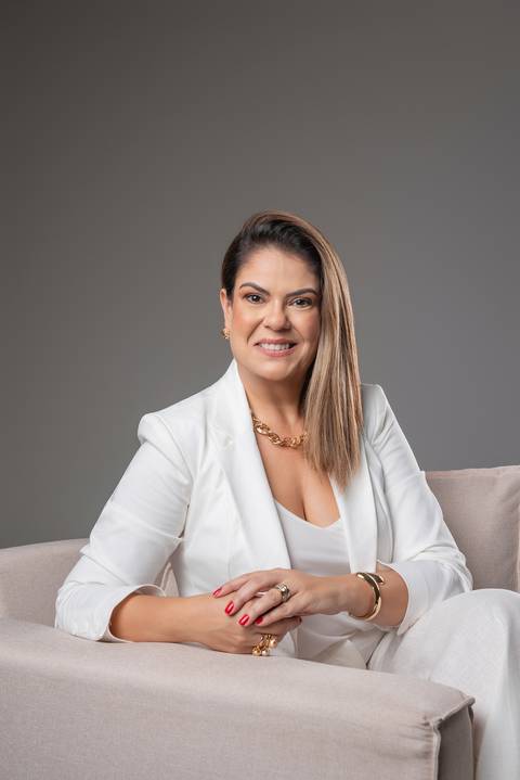 retrato corporativo ensaio feminino assessora de investimento fotos para Linkedin ensaio fotografico para mulheres de investimento investimento financeiro fotografo em nova odessa fotografo fotografo mais indicado jonas souza fotografo nova odessa '
