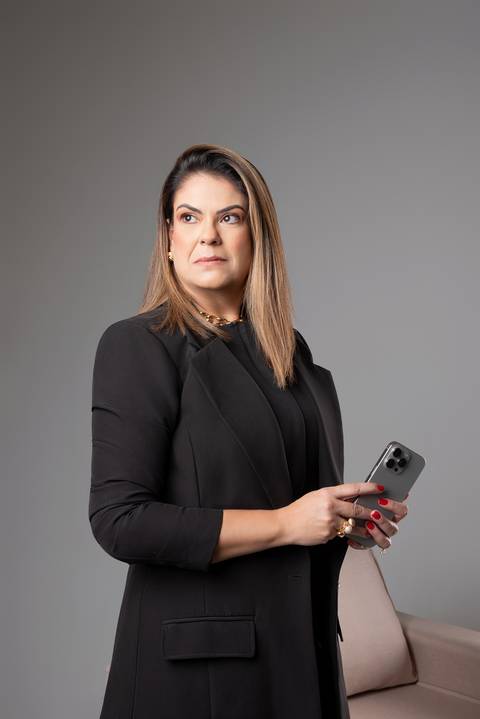 retrato corporativo ensaio feminino assessora de investimento fotos para Linkedin ensaio fotografico para mulheres de investimento investimento financeiro fotografo em nova odessa fotografo fotografo mais indicado jonas souza fotografo nova odessa '