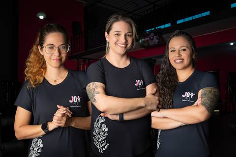 retrato corporativo foto de equipe como fazro fotos de equipe salao de cabeleiro fotos de professoras academia feminina fotografo de academia fotografo profissional fotografo de equipe fotografo de mulher ensaio em academia foto de equipe em salão cabelo'