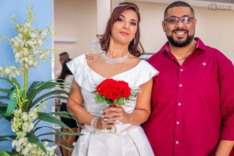 Pose com buque de flores'