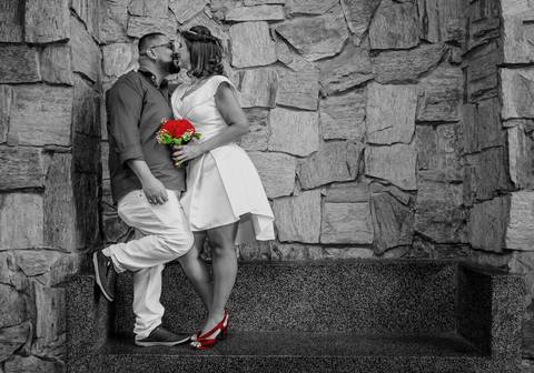 noivos em preto e branco com detalhes vermelhos'