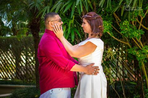 noivos trocando olhares'