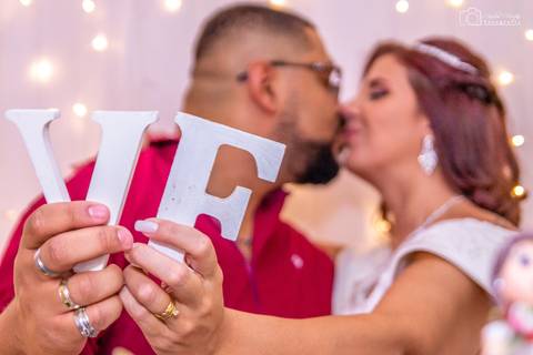 noivos segurando as iniciais de seus nomes'