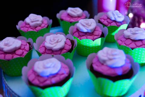 cupcake na mesa do bolo'