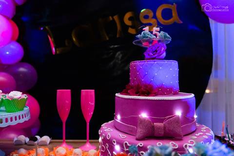 bolo na mesa decorativa'