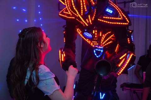 robô cumprimentanto a aniversariante'