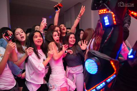 convidados com o robô da festa'