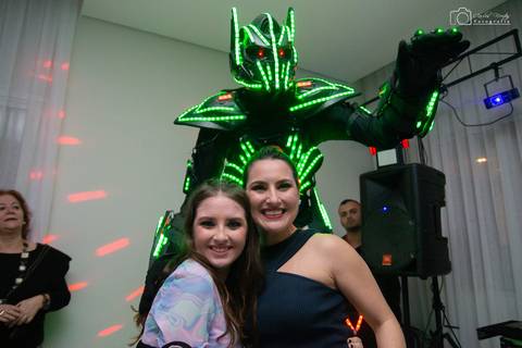 foto posada com o robô'