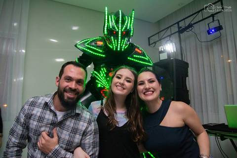 foto posada com o robô '