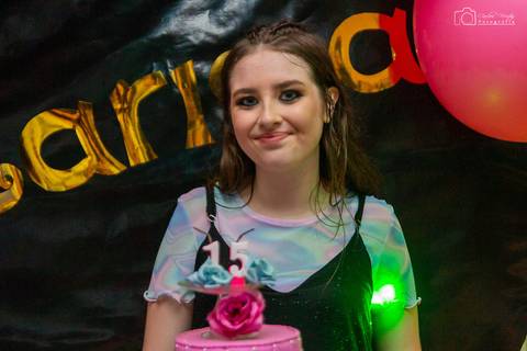 aniversariante na mesa do bolo'