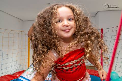 aniversariante pulando no pula-pula'