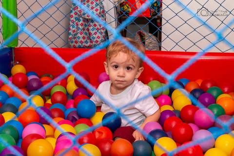 amigo na piscina de bolinha'