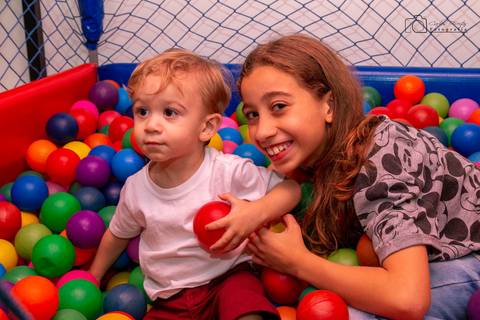 amigo na piscina de bolinha'