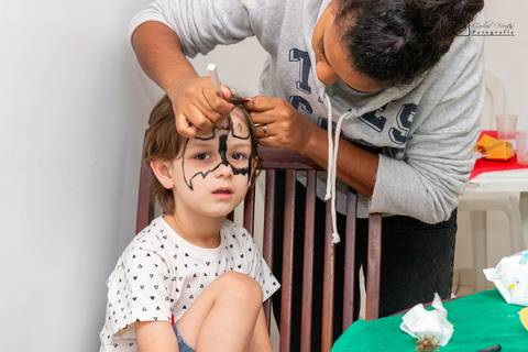 amigo sendo pintado de Batman'