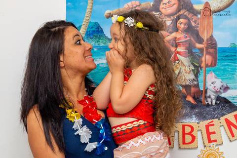 mãe e filha trocando olhares'