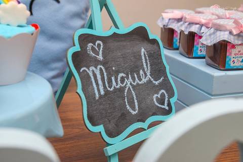 plaquinha com o nome de miguel'