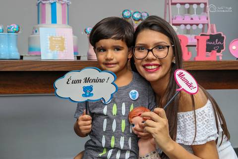 segurando plaquinhas'