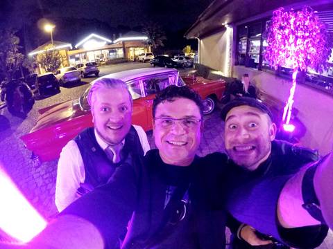 O Daniel JR e o Pablo Rosa me fazendo companhia enquanto eu não podia entrar prá não estragar a surpresa! Ótimos parceiros!!!'