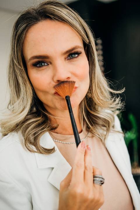 EMPRESÁRIA / DESIGNER DE SOBRANCELHAS'