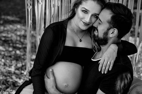 Retrato de casal gestante em preto e branco esperando bebe'
