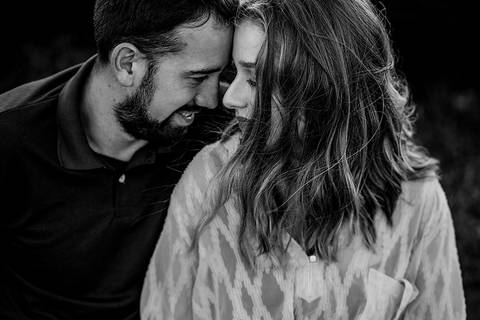 Retrato em preto e branco de casal carinhoso'