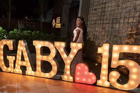 Debutante na fachada do Alta Cabana'