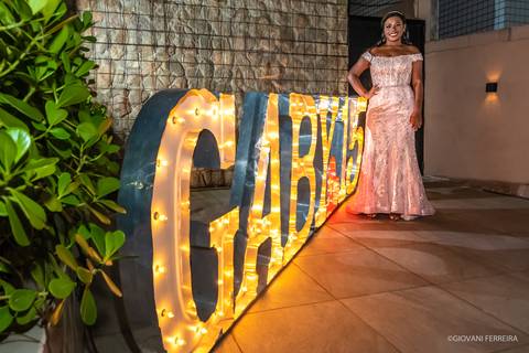 Debutante na fachada do Alta Cabana'