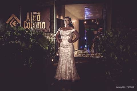 Debutante na fachada do Alta Cabana'