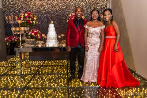 Debutante e os Pais  na Mesa do Bolo no Alta Cabana'