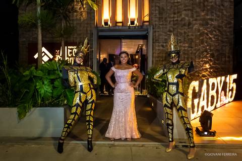 Debutante na fachada do Alta Cabana'