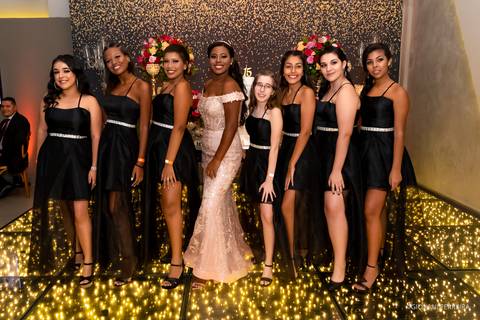 Debutante  e amigas na Mesa do Bolo no Alta Cabana'