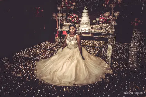 Debutante na Mesa do Bolo no Alta Cabana'