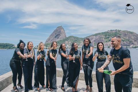 Fotos-de-formatura-criativa-ensaio-externo-rj-aterro-do-flamengo-poses-grupo-formatura-rj-formandos-administracao-humanos-adm-design-psicologia-nutricao-enfermagem-edfisica-medicina-direito'