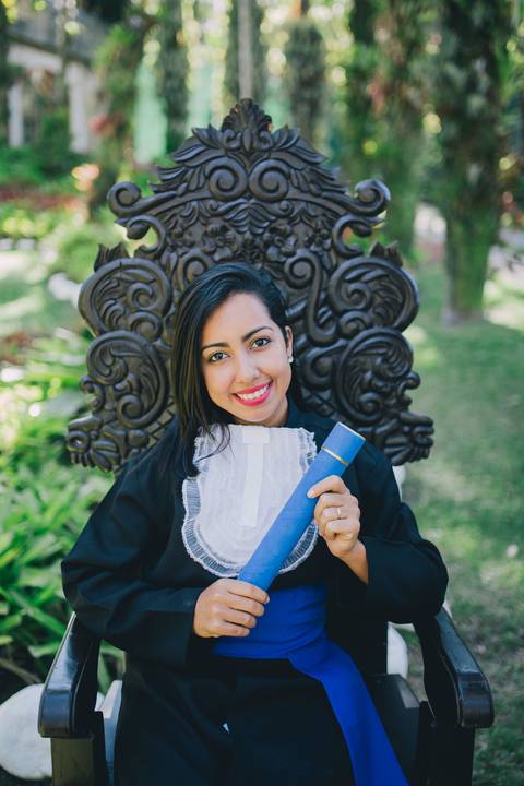 Foto-de-formatura-recreio-rj-beca-cadeira-de-grau-na-cadeira-segurando-canudo'
