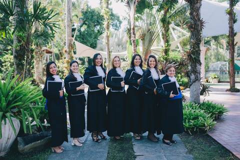 Foto-de-formatura-recreio-rj-beca-segurando-o-capelo'