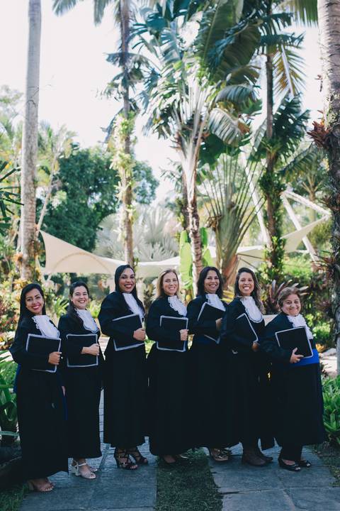 Foto-de-formatura-recreio-rj-beca-mulheres-segurando-capelo'