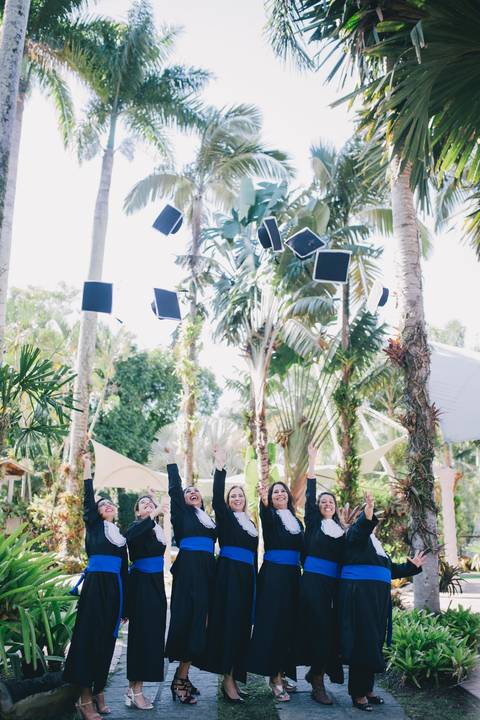 Foto-de-formatura-recreio-rj-beca-mulheres-jogando-capelo'