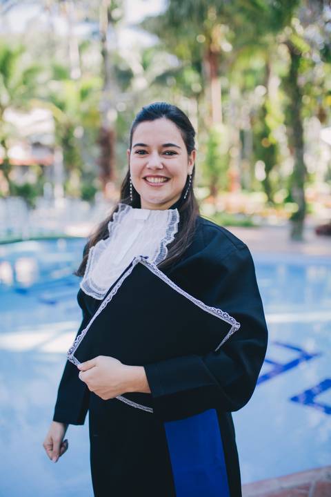 Foto-de-formatura-recreio-rj-beca-segurando-capelo'