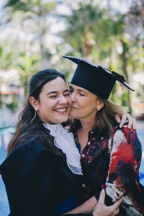 Foto-de-formatura-recreio-rj-beca-mae-beijando-a-filha'