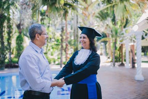Foto-de-formatura-recreio-rj-beca-maos-dadas-formando'